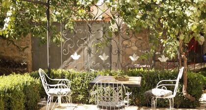 Apartment in a house with garden of more than 200 years old.