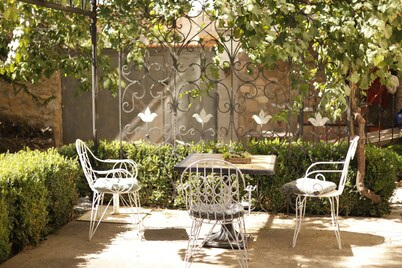 Apartment in a house with garden of more than 200 years old.