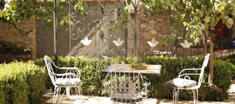 Apartment in a house with garden of more than 200 years old.