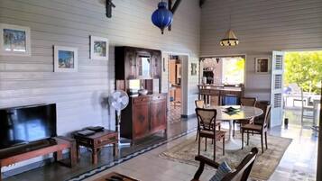 Villa â classic, terrasse | OppholdsomrĂ„de | TV