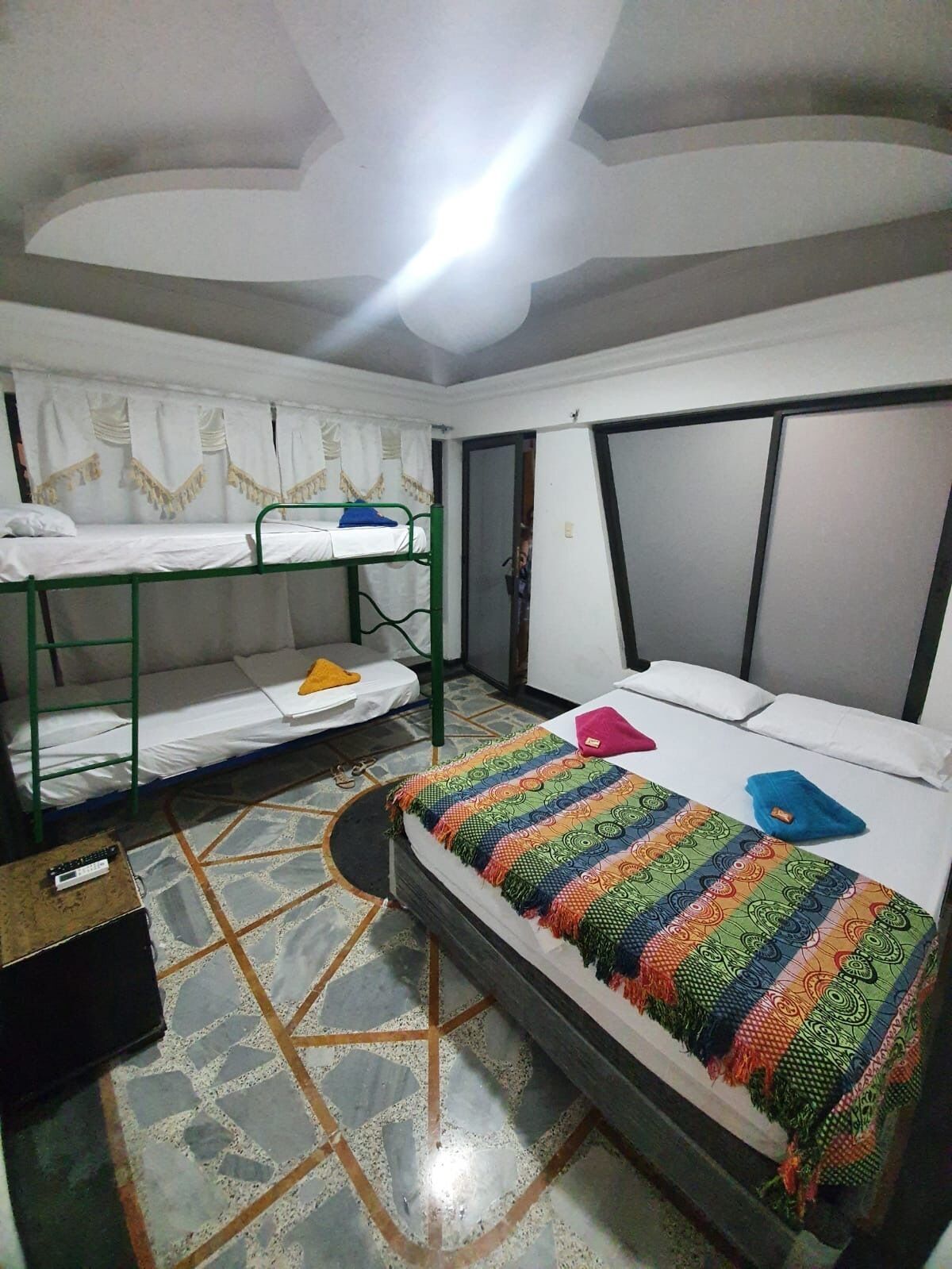 8 habitaciones, tabla de planchar con plancha, internet y ropa de cama 