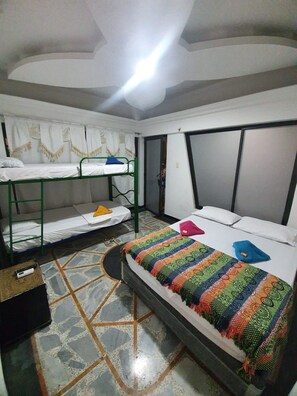 8 camere, ferro/asse da stiro, accesso a Internet, lenzuola