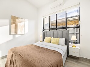 Tabla de planchar con plancha, wifi y ropa de cama 