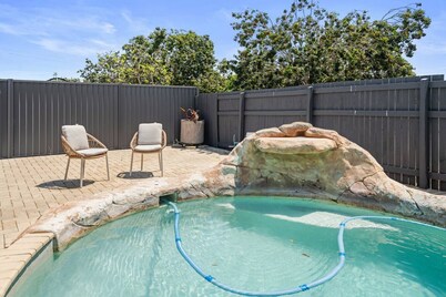 Cozy Family Home near Shops & Transport | W/ Pool