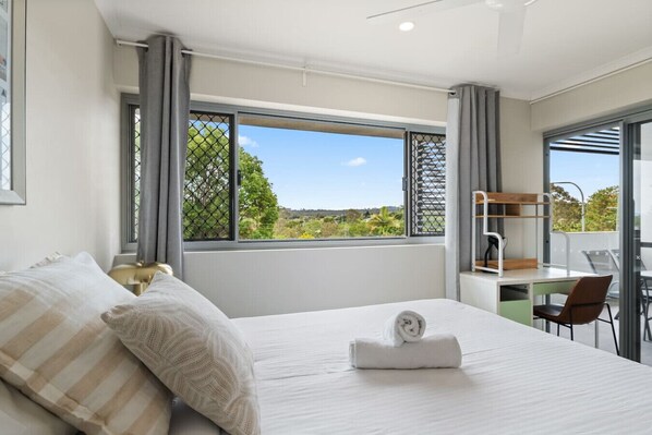 مكتب ومكواة/لوح كي وواي فاي وملاءات أسرّة