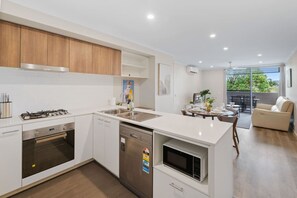 ثلاجة، ميكروويف، فرن، موقد طهي مسطح