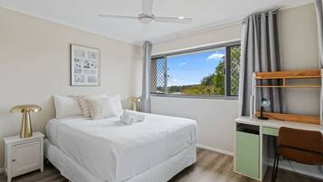 Desk, iron/ironing board, WiFi, bed sheets