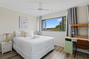 書桌、熨斗/熨衫板、Wi-Fi、床單