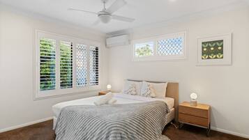 مكتب ومكواة/لوح كي وواي فاي وملاءات أسرّة