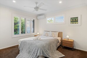 デスク、アイロン / アイロン台、WiFi、ベッドシーツ