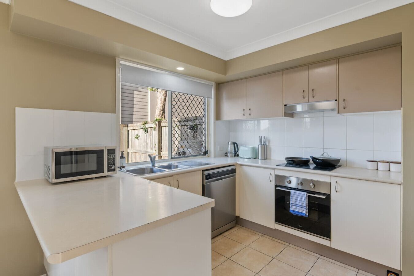 Jääkaappi, mikroaaltouuni, uuni, liesi