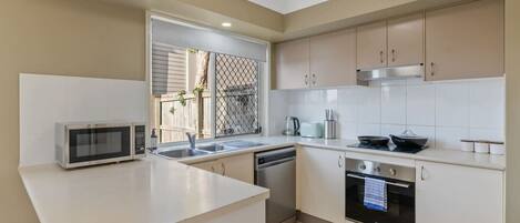 Jääkaappi, mikroaaltouuni, uuni, liesi