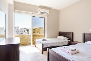 3 عدّة غرف نوم ومكواة/لوح كي وواي فاي وملاءات أسرّة