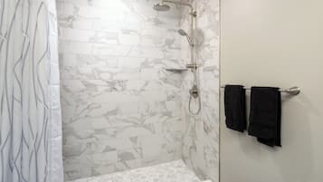 Séchoir à cheveux, serviettes fournies, papier de toilette