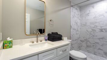 Secadora de cabello, toallas, papel de baño