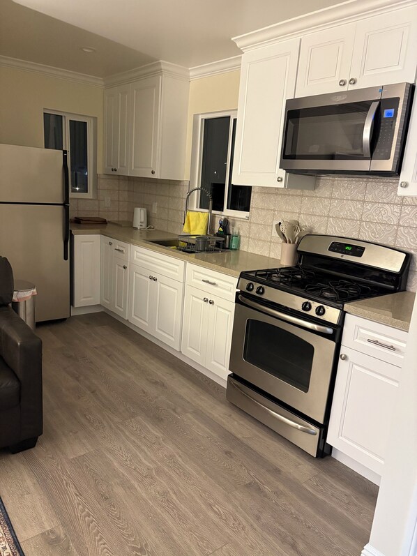 Micro-ondes, plaque de cuisson, lave-vaisselle