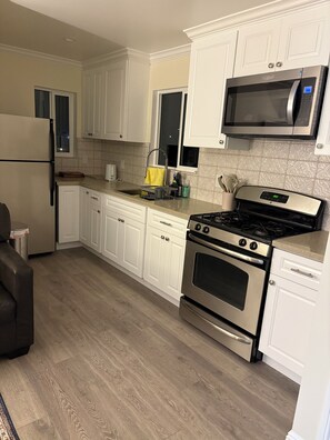 Microondas, parrilla de estufa y lavavajillas