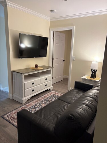 Charming 1-bedroom cozy apartment in enchanting Oxnard with AC