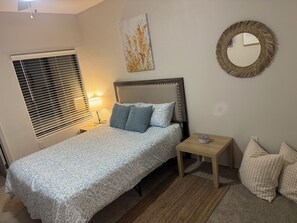 1 habitación, tabla de planchar con plancha, wifi gratis y ropa de cama