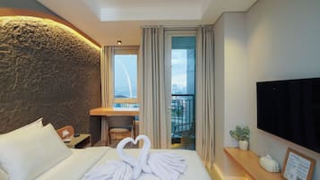 Superior studio suite, balkon, uitzicht op de stad | Een bureau, een laptopwerkplek, een strijkplank/strijkijzer, gratis wifi