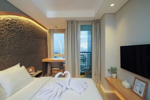 Suite estudio superior, balcón, vistas a la ciudad | Escritorio y espacio para trabajar con un portátil