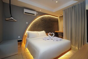 Superior studio, uitzicht op stad | Een bureau, een laptopwerkplek, een strijkplank/strijkijzer, gratis wifi