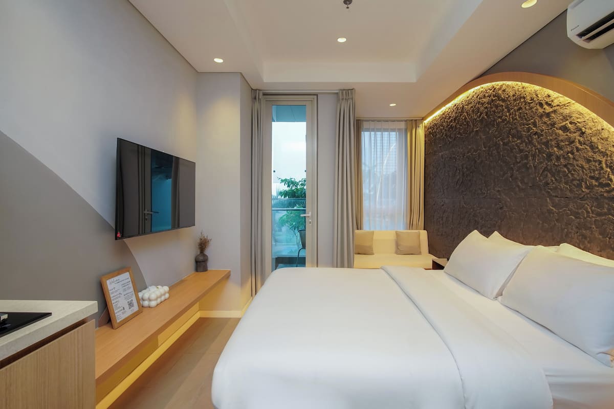 Superior Studio Suite, Balcony, City View | Desk, laptop workspace, iron/ironing board (on request), free WiFi