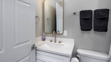 Secadora de cabello, toallas, papel de baño