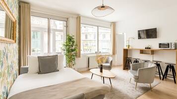 Appartement, uitzicht op de stad | Woonruimte | Een 32-inch smart-tv met kabelzenders, Netflix en streamingdiensten