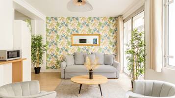 Appartement, uitzicht op de stad | Woonruimte | Een 32-inch smart-tv met kabelzenders, Netflix en streamingdiensten