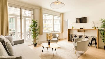 Apartamento, vista para a cidade | Área de estar | Smart TV 32 polegadas com canais a cabo, Netflix, serviços de streaming