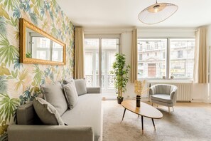 Apartment, Stadtblick | Wohnbereich | 32-Zoll-Smart-TV mit Kabelempfang, Netflix, Streaming-Dienste