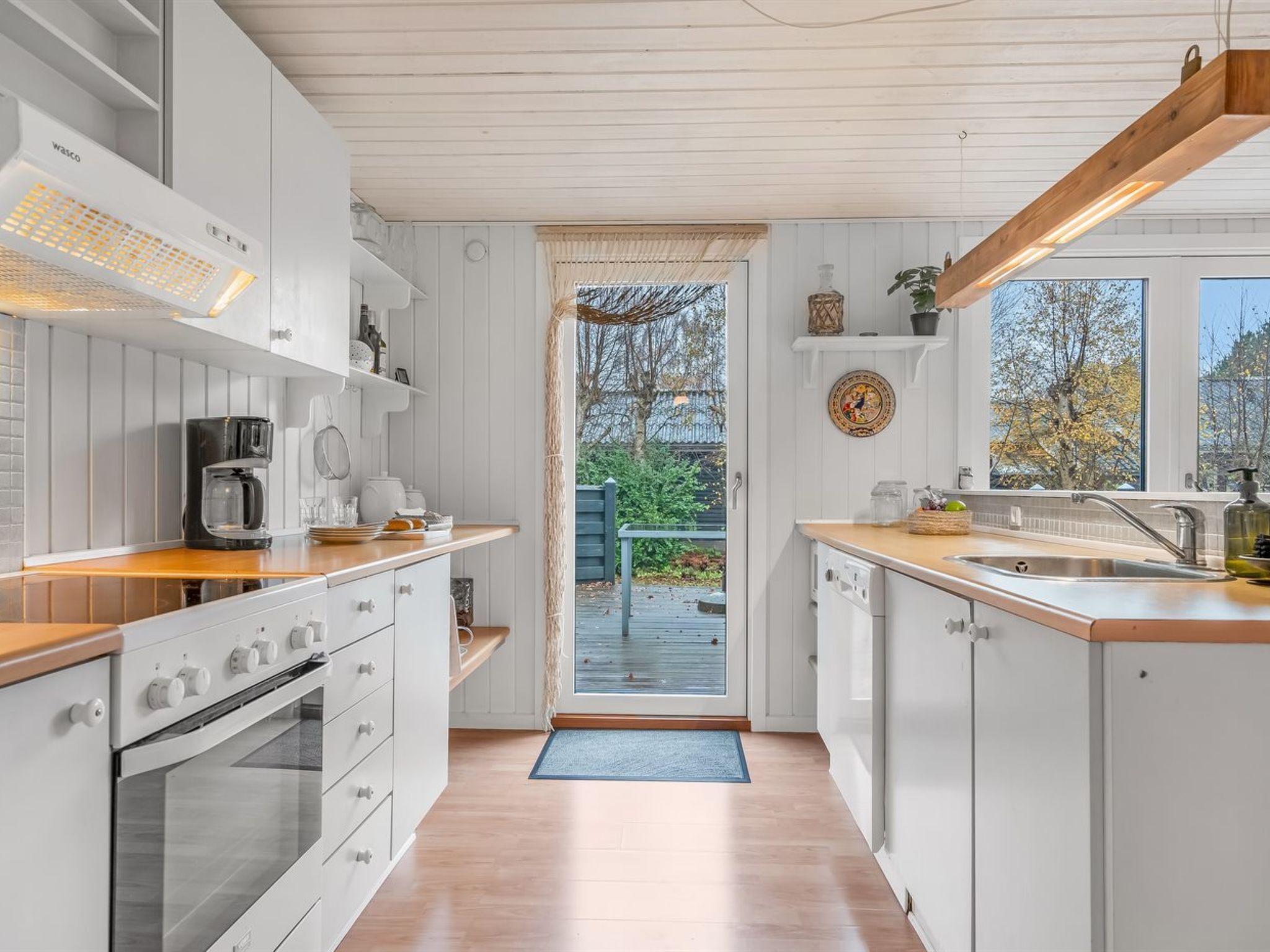 Fridge, microwave, dishwasher, cookware/dishes/utensils