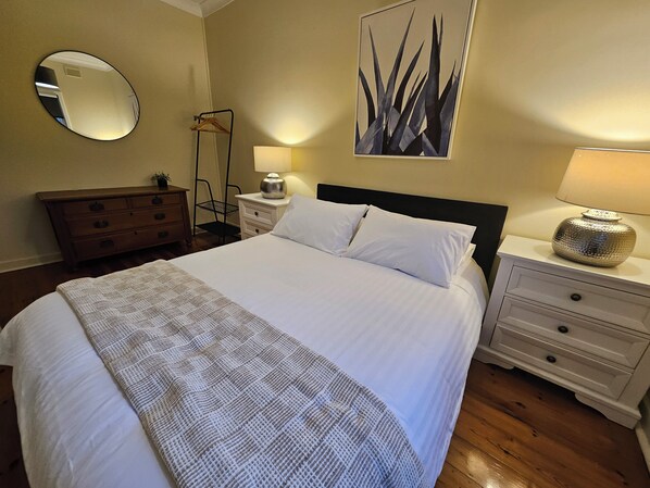 3 bedrooms, iron/ironing board, WiFi, bed sheets