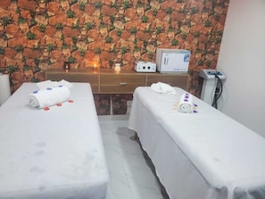 Couples treatment rooms, sauna, hot tub, steam room, hot springs