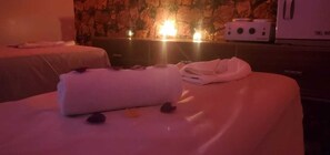 Salas de tratamiento para parejas, un sauna, una bañera de hidromasaje