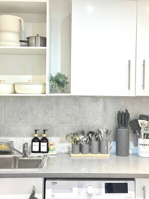 Fridge, microwave, oven, stovetop - Cozy Flat in the Heart of the City (London)