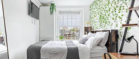 3 bedrooms, iron/ironing board, internet, bed sheets