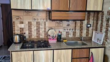 Køleskab, ovn, kogeplade, køkkentøj/tallerkener/redskaber