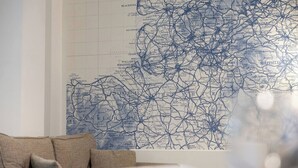 Une carte d’une ville indiquant clairement les rues et les noms des lieux.