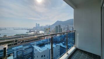 Suite, balcone, vista porto | Wi-Fi gratuito