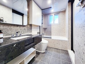 Luxury Duplex, Balcony | Bathroom | Hair dryer, towels, soap, shampoo