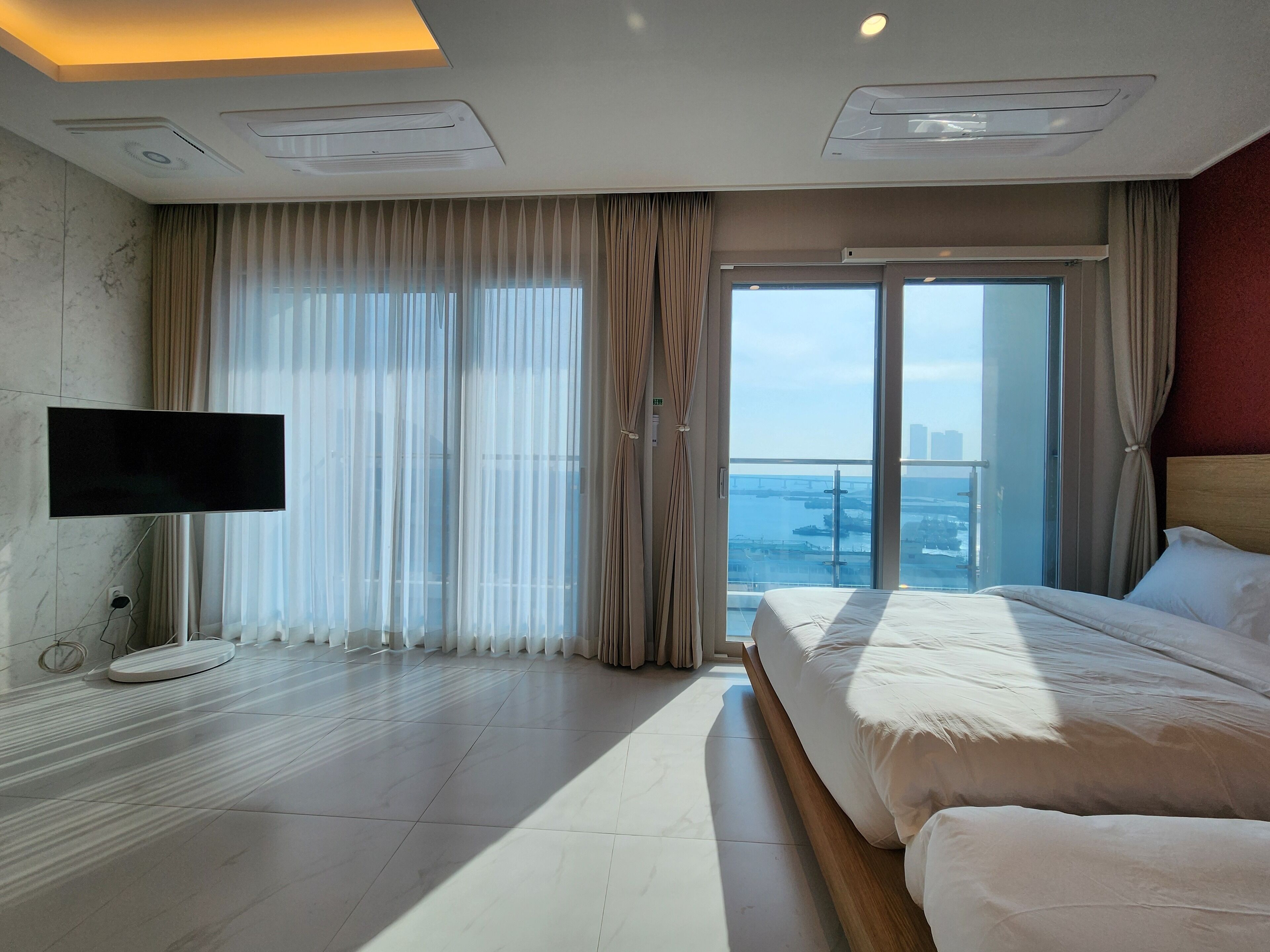 ห้อ งสวีท, ระเบียง, วิวท่าเรือ | Wi-Fi ฟรี