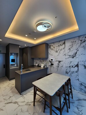 Deluxe Triple Room, Balcony | Free WiFi - Parami On (Busan)