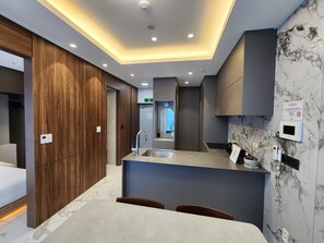 Kolmen hengen deluxe-huone, parveke | Oleskelualue