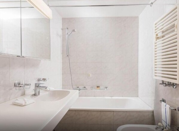 خزنة داخل الغرفة وواي فاي مجانًا