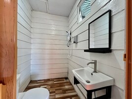 基础双人房或双床房, 海洋景观 | 浴室 | 免费洗浴用品、吹风机、毛巾、洗发水