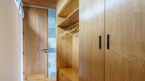 Une armoire en bois avec une penderie et des tiroirs.