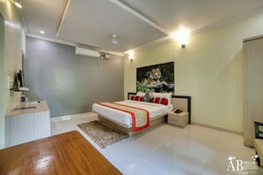 Standaard tweepersoonskamer, balkon, uitzicht op tuin | Een bureau, een laptopwerkplek, gratis wifi