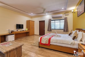 Habitación doble Deluxe, balcón, vista al jardín | Escritorio, espacio para trabajar con laptop y wifi gratis